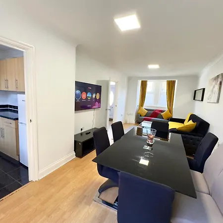 3 Bedrooms Spacious House, Separate Reception, 2 Full Bathrooms, Parking, Garden Holiday home