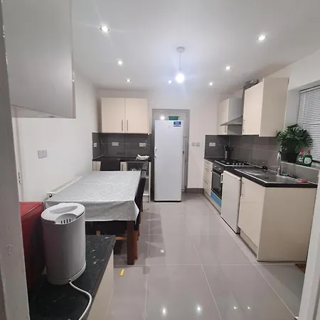 Apartman Cheerful 4/5 Bed House - Heathrow