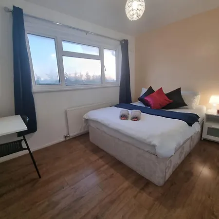 Cheerful 4/5 Bed House - Heathrow West Drayton