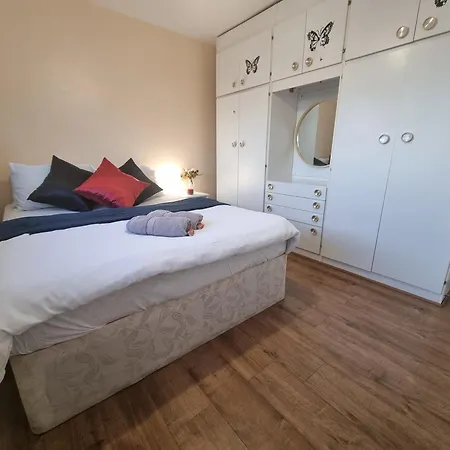 Cheerful 4/5 Bed House - Heathrow * West Drayton