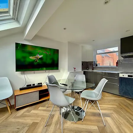 Central, Modern, Westfield, Close To Tube Station