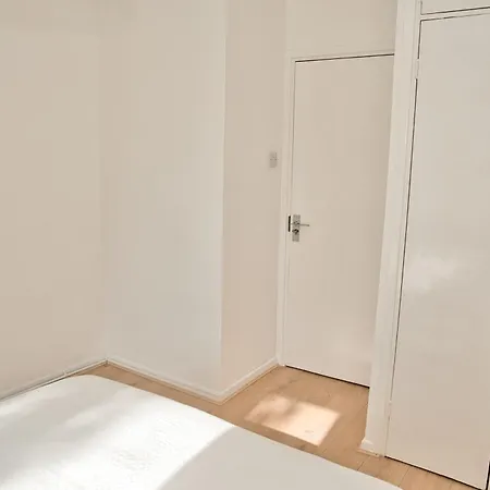 Stunning 4 Bedroom In Swiss Sleeps 10 London