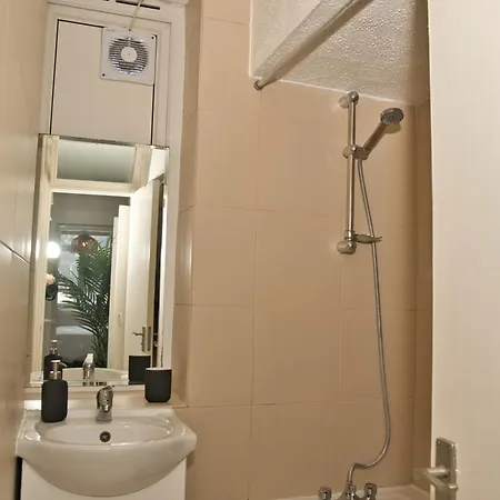 Stunning 4 Bedroom In Swiss Sleeps 10 Apartment London
