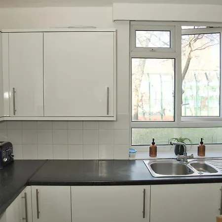 Apartment Stunning 4 Bedroom In Swiss Sleeps 10 London