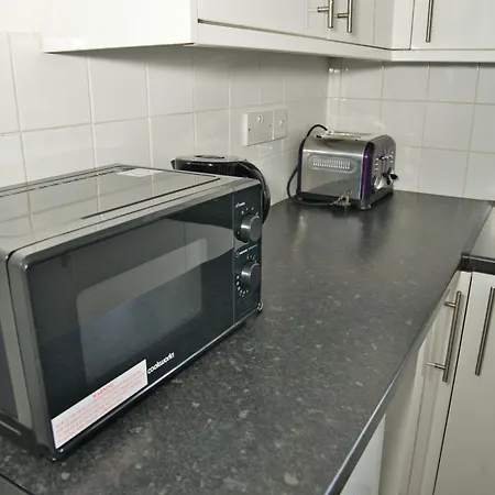 Stunning 4 Bedroom In Swiss Sleeps 10 London