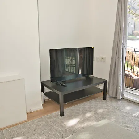 Stunning 4 Bedroom In Swiss Sleeps 10 Apartment London