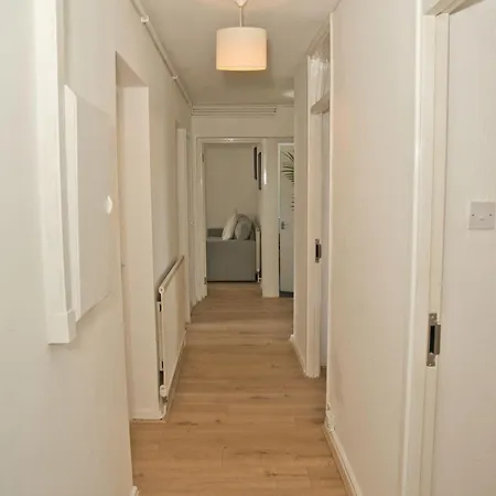 Stunning 4 Bedroom In Swiss Sleeps 10 London
