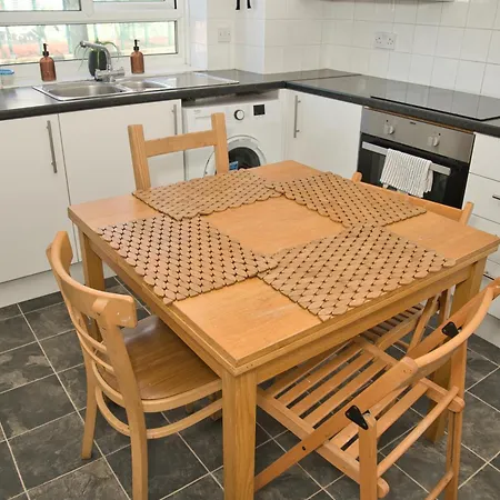 Stunning 4 Bedroom In Swiss Sleeps 10 * London