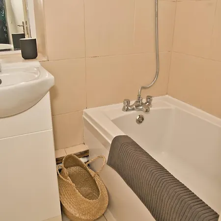 Stunning 4 Bedroom In Swiss Sleeps 10 Apartment *