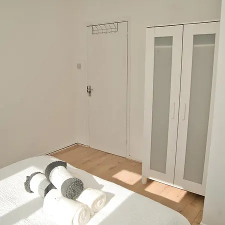 Stunning 4 Bedroom In Swiss Sleeps 10 Apartment London