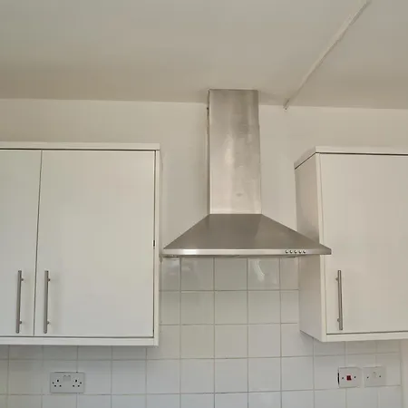 Stunning 4 Bedroom In Swiss Sleeps 10 Apartment London
