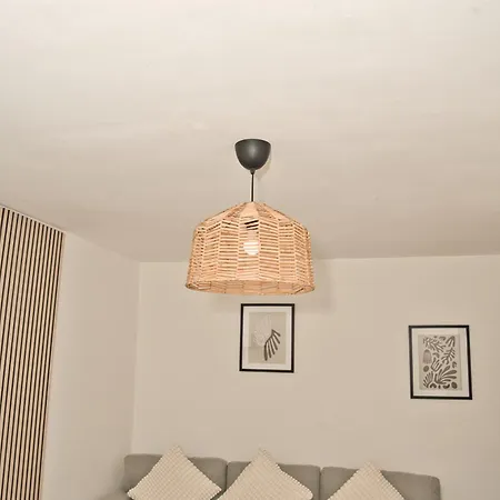 Stunning 4 Bedroom In Swiss Sleeps 10 London