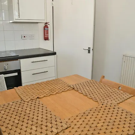 Stunning 4 Bedroom In Swiss Sleeps 10 * London