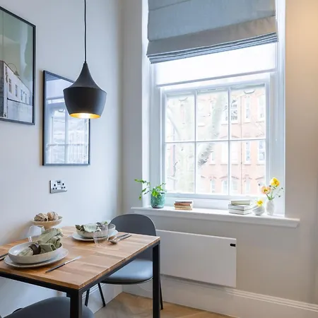 Smart In Sloane Square Apartment London