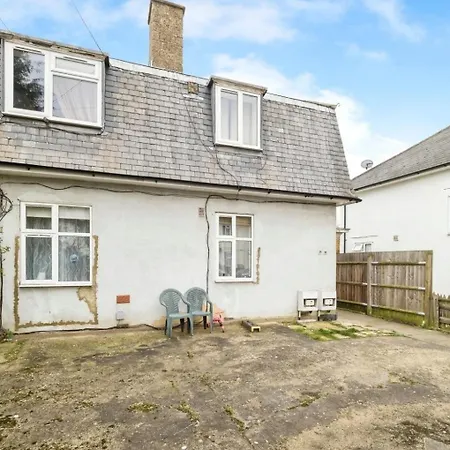 Maisonette At 66 Groveway * Goodmayes