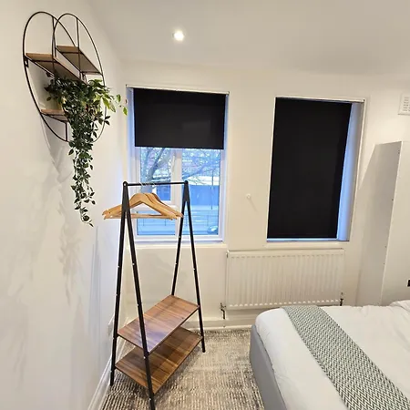Stylish Flat 10 Mins From Train, Near Emirates & Camden Apartment