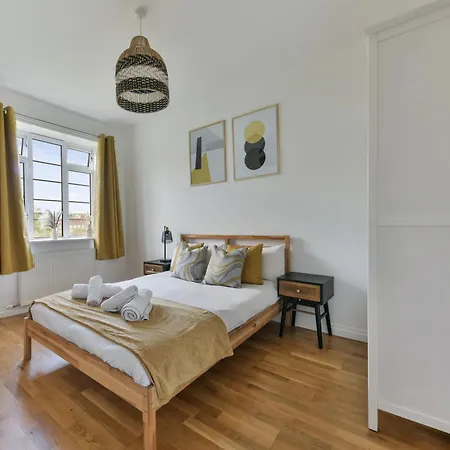 Stylish Modern 2 Bed In Apartment
