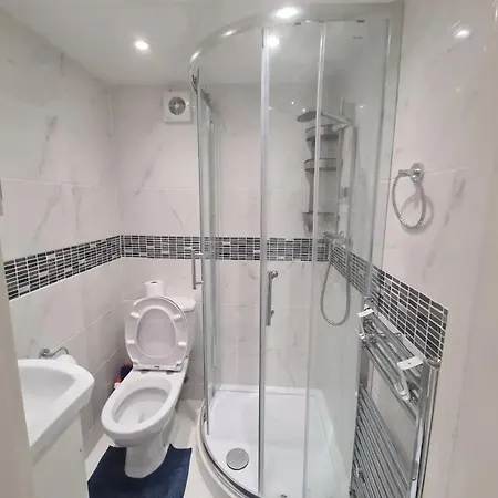 2 Bed Flat In Heathrow London Free Parking アパート