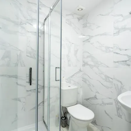 Flat Near By Kensington Olympia Exhibition-2 Bedroom Apartment *