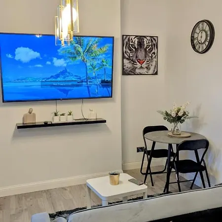 Luxury & Stylish Ground Floor 1bed Apartment, 5 Minutes Walk To Crystal Palace Train Station *