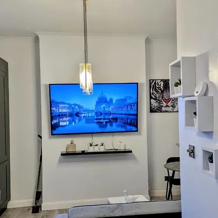Luxury & Stylish Ground Floor 1bed Apartment, 5 Minutes Walk To Crystal Palace Train Station London
