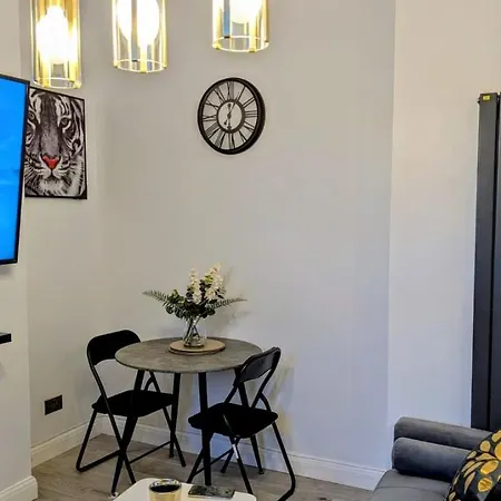 Luxury & Stylish Ground Floor 1bed Apartment, 5 Minutes Walk To Crystal Palace Train Station Apartment London