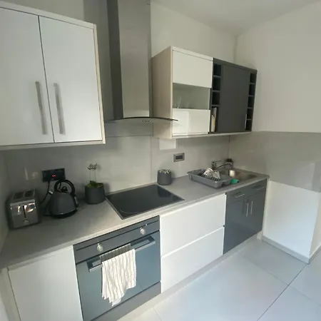 Lovely Spacious 2 Bed In Shepherds Bush London