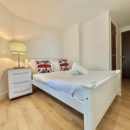 Large Flat In West Apartment London