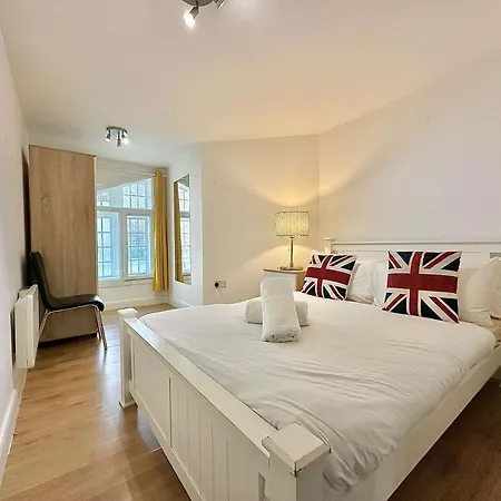 Apartment Large Flat In West London
