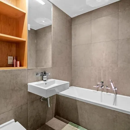 Baker St, Luxury 2 Bed And 2 Bath -