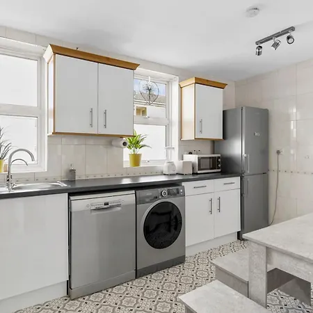 Pass The Keys Millfield Parkvilla 2bed Sleeps 6 W Garden Holiday home London
