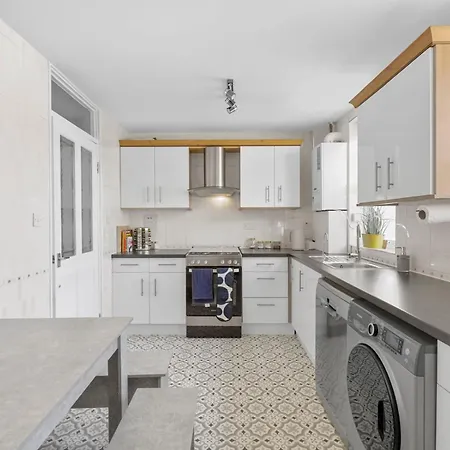 Holiday home Pass The Keys Millfield Parkvilla 2bed Sleeps 6 W Garden *