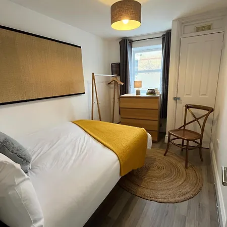 Apartment Spacious 2 Bedroom *