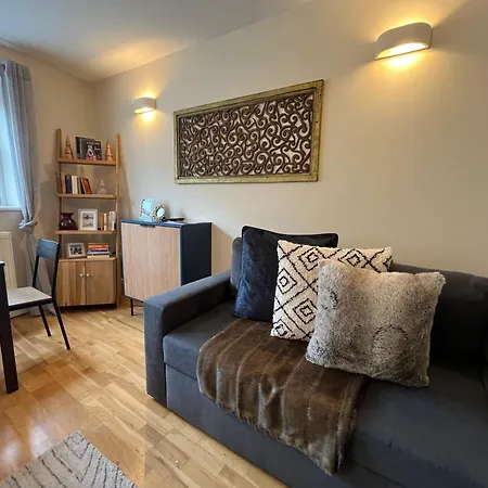 Spacious 2 Bedroom *
