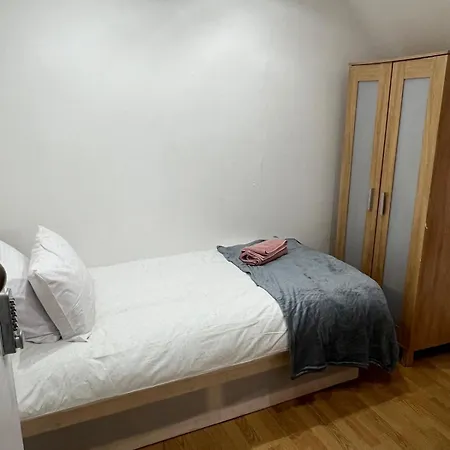 Good Priced Single In East Acton *