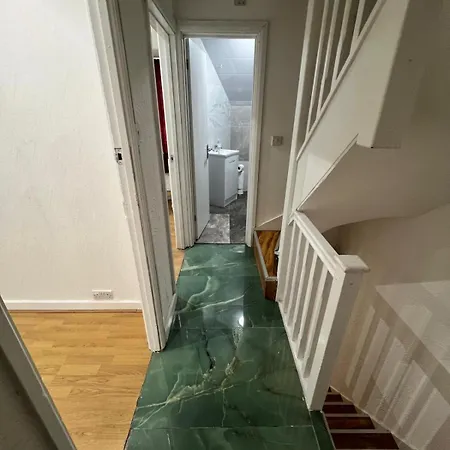 Good Priced Single In East Acton *