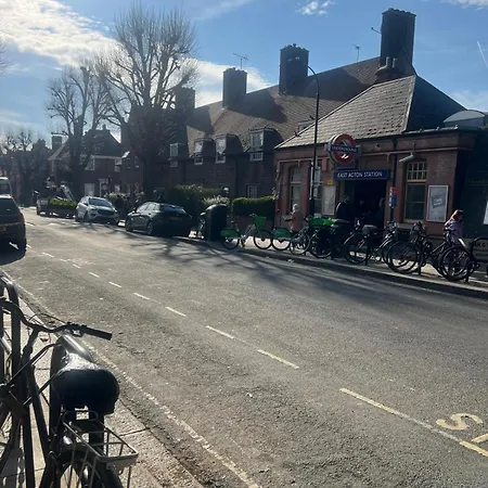 Pensión Good Priced Single In East Acton Londres