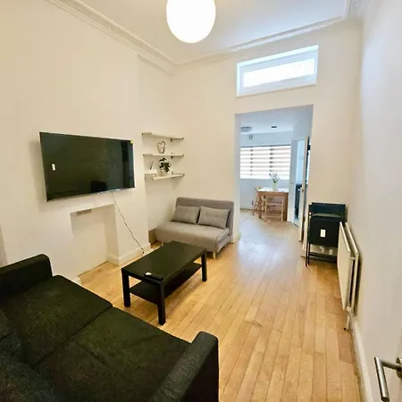 2-br In London, Ideal Location!