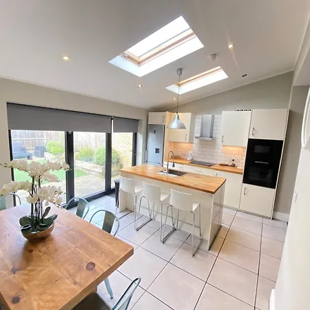 Lovely 2 Bed Patio Close To Wimbledon Tennis Apartment *