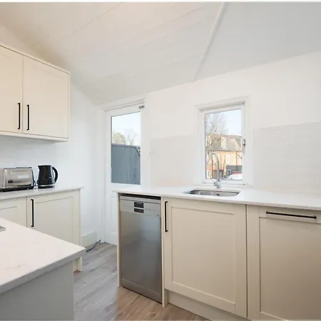 Vesto Three Bedroom Duplex In Clapham * ロンドン