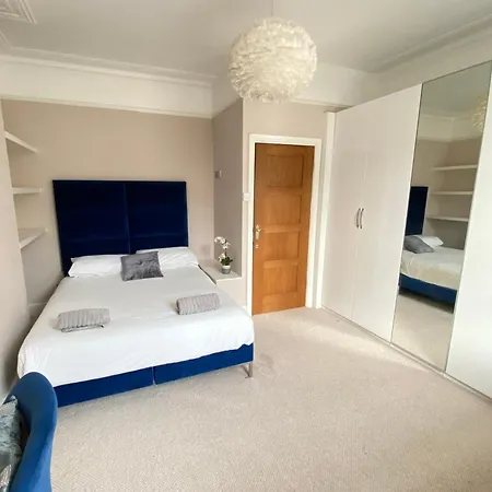 Lovely 2 Bed Patio Close To Wimbledon Tennis *