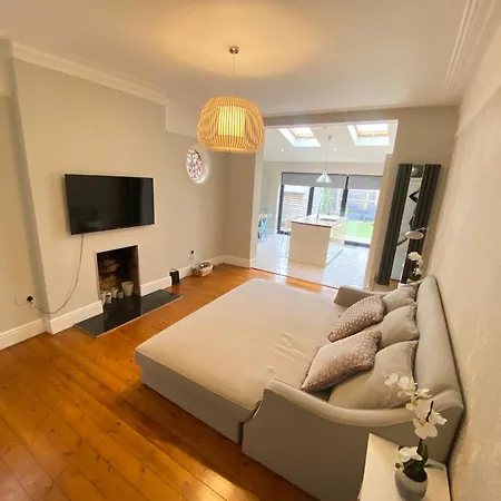 Lovely 2 Bed Patio Close To Wimbledon Tennis *