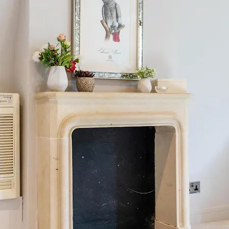 Luxurious 4 Bedroom In Kensington Holiday home *