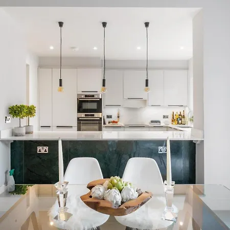 Luxurious 4 Bedroom In Kensington Holiday home London