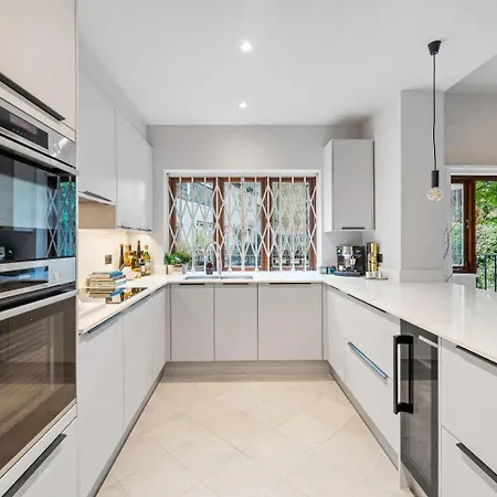 Luxurious 4 Bedroom In Kensington *