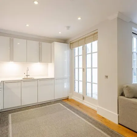 Lavish Designer 3 Bed Near Oxford Street Apartment London