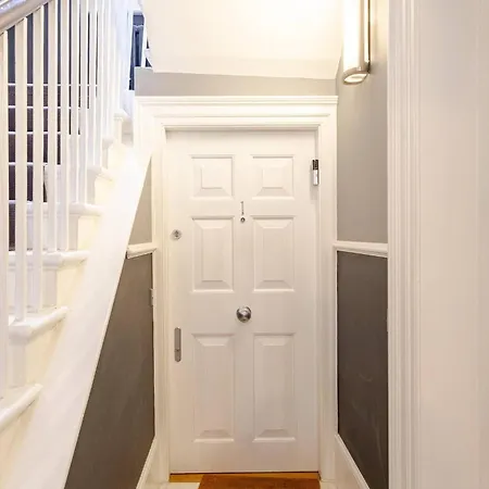 Lavish Designer 3 Bed Near Oxford Street Apartment London