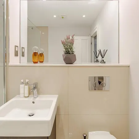 Lavish Designer 3 Bed Near Oxford Street Apartment London