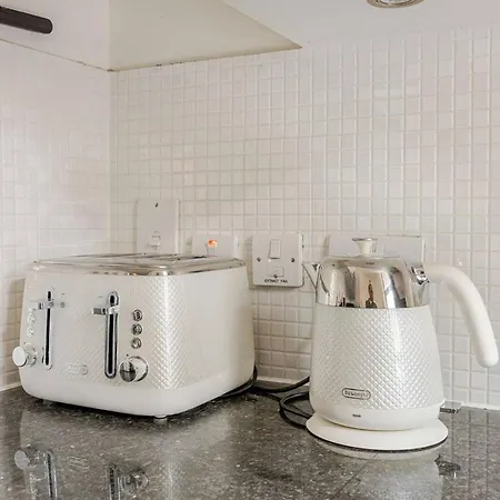 Serene Private Townhouse With Ac & Balcony For 6 * London