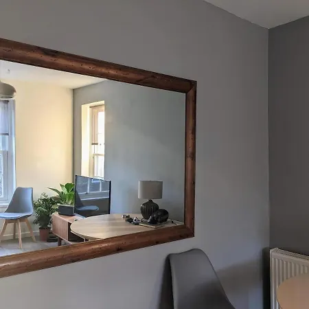 Spacious One Bedroom Flat Zone 1 Apartment